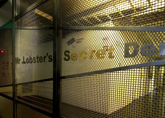 Hotel near College: Mr. Lobster'S Secret Den Design Hostel