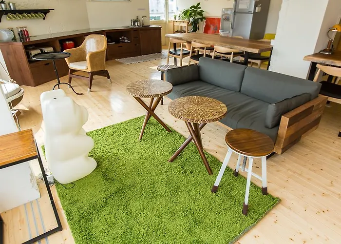 Hotel near College: Mr. Lobster'S Secret Den Design Hostel